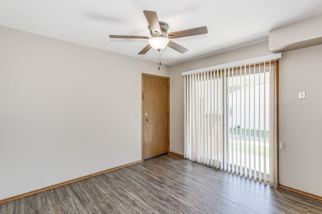 6425 E 14th St N in Wichita, KS - Foto de edificio - Building Photo