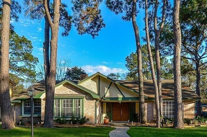 4903 Wind Chimes Dr in Houston, TX - Building Photo