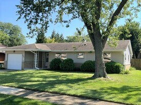 539 Ridgewood Rd in Elk Grove Village, IL - Building Photo