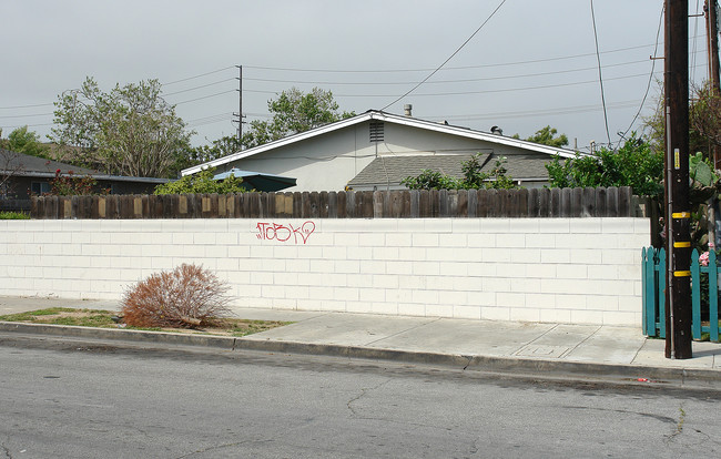 1971 Wallace Ave in Costa Mesa, CA - Building Photo - Building Photo