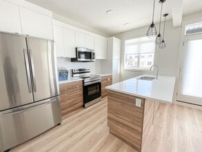 10060-10046 46 St NE in Calgary, AB - Building Photo - Building Photo