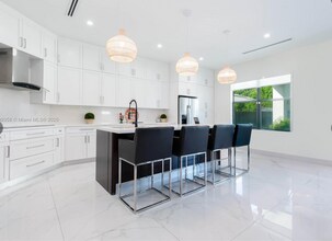 17320 SW 92nd Ct in Palmetto Bay, FL - Building Photo - Building Photo