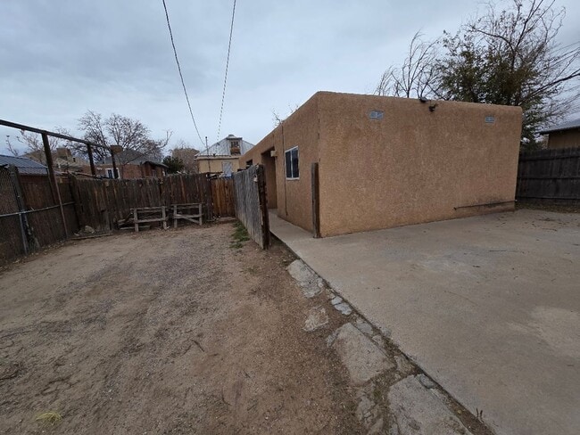 property at 915 Walter St SE