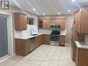 330 Rosedale Dr in Whitby, ON - Building Photo - Building Photo