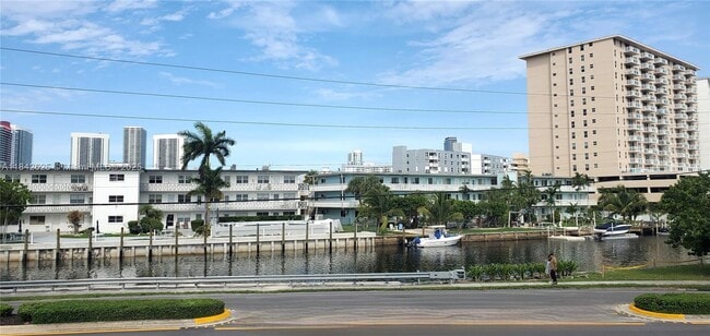 250 Layne Blvd in Hallandale Beach, FL - Building Photo - Building Photo