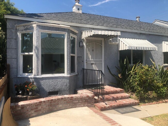 1328 N Buena Vista St, Unit A in Burbank, CA - Building Photo - Building Photo