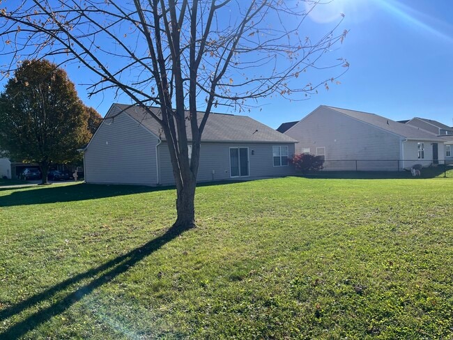 1195 Count Turf Ct in New Whiteland, IN - Foto de edificio - Building Photo