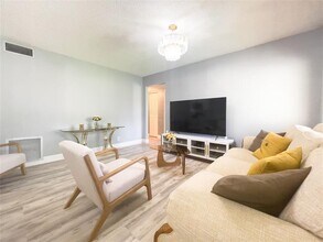 340 Knotty Pine Cir in Greenacres, FL - Building Photo - Building Photo