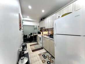 560 Bathurst St in Toronto, ON - Building Photo - Building Photo