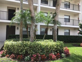 440 Fox Haven Dr in Naples, FL - Building Photo