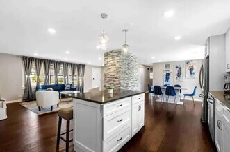 1401 W Weathersfield Way in Schaumburg, IL - Building Photo - Building Photo