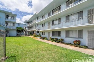 94-10 Leolua St in Waipahu, HI - Building Photo