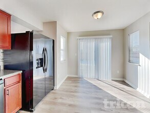 561 Grassy Bend Dr in Greenwood, IN - Foto de edificio - Building Photo