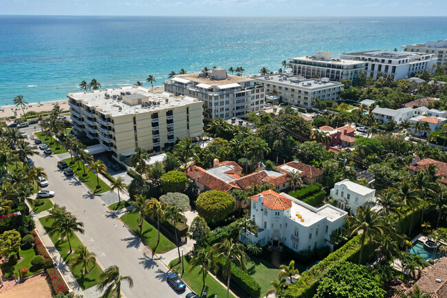 130 Brazilian Ave in Palm Beach, FL - Foto de edificio - Building Photo