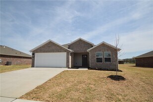 568 Colorado St in Farmington, AR - Building Photo