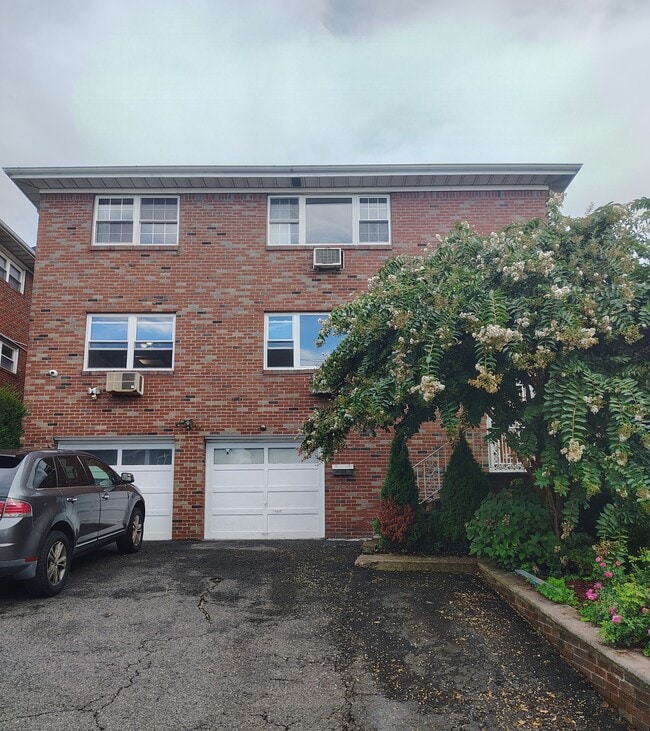 222 11th St, Unit Spacious apt for Rent!
