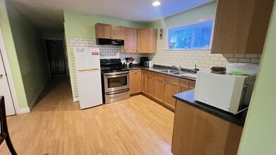 665-665 Admirals Rd in Victoria, BC - Building Photo - Building Photo