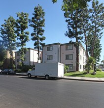 8056 Langdon Ave in Van Nuys, CA - Foto de edificio - Building Photo