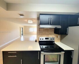 210 Lakeview Dr in Weston, FL - Building Photo - Building Photo