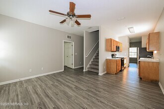 8132 Hilsdale Rd in Jacksonville, FL - Building Photo - Building Photo
