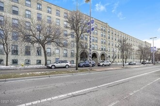 940 Monroe Ave NW, Unit #363 in Grand Rapids, MI - Building Photo - Building Photo