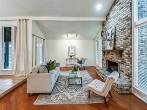 4131 Bretton Bay Ln in Dallas, TX - Foto de edificio - Building Photo