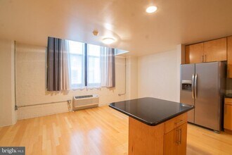 1100 S Broad St in Philadelphia, PA - Building Photo - Building Photo