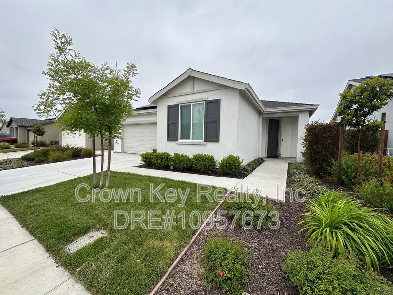 657 Heathridge St in Manteca, CA - Foto de edificio