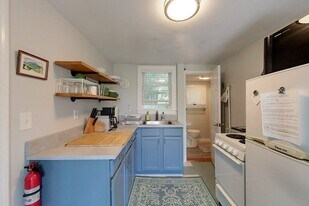 33 Warren Ave in Middletown, RI - Building Photo