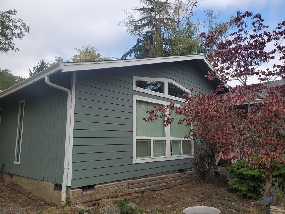 826 SE Sharon Ave in Roseburg, OR - Building Photo
