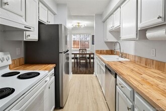 1060 S Parker Rd in Denver, CO - Building Photo - Building Photo
