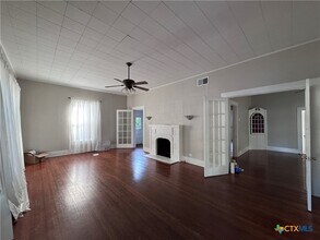 410 Burleson St in San Marcos, TX - Foto de edificio - Building Photo