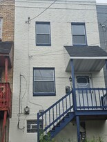 640 Hollace St in Pittsburgh, PA - Building Photo