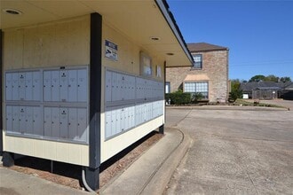 9200 W Bellfort Ave in Houston, TX - Building Photo - Building Photo