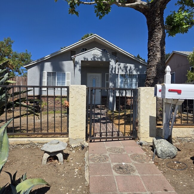13227 Raven St