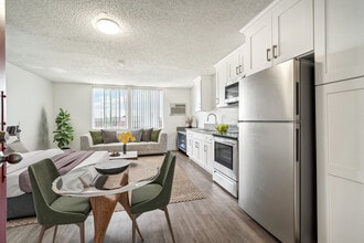 Meridian Pointe Apartments in Northridge, CA - Foto de edificio - Building Photo