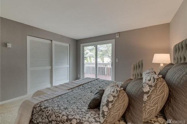 17302 NE 45th St, Unit 103 in Redmond, WA - Foto de edificio - Building Photo