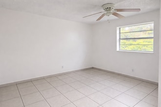 6151 Eaton St, Unit 13 in Hollywood, FL - Foto de edificio - Building Photo