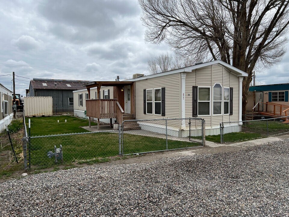 108 Amy Lou Ln in Riverton, WY - Building Photo