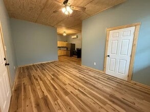 1588 Joe Scott Rd in Burkesville, KY - Foto de edificio - Building Photo