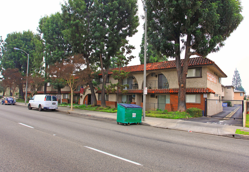 La Villa Descanso in Downey, CA - Building Photo