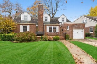 90 Beverly Ave in Floral Park, NY - Building Photo