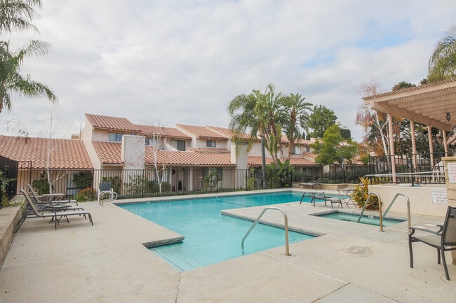 10444 Canoga Ave in Los Angeles, CA - Building Photo - Building Photo