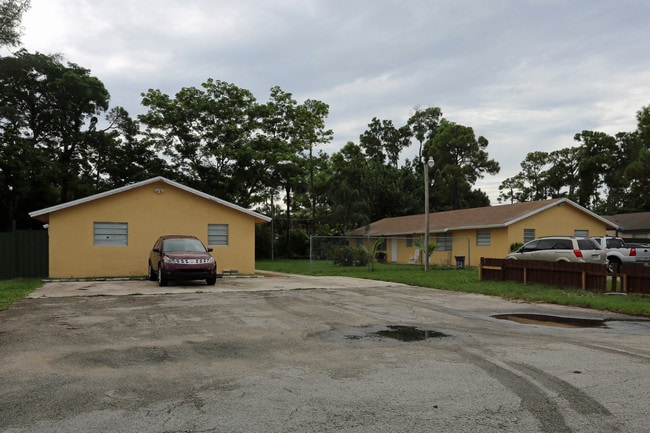 4398 47th Ave S in Lake Worth, FL - Building Photo - Building Photo