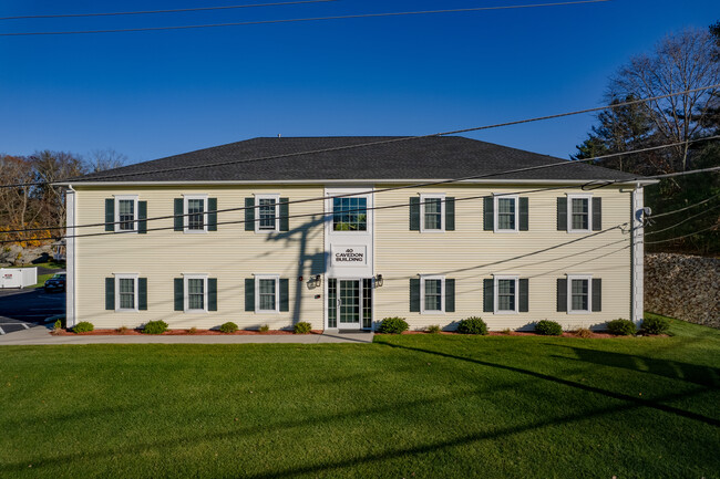 Rock Cliff Farm in North Smithfield, RI - Foto de edificio - Building Photo