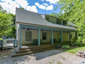 68 Hopkins Rd in Warren, CT - Building Photo - Building Photo