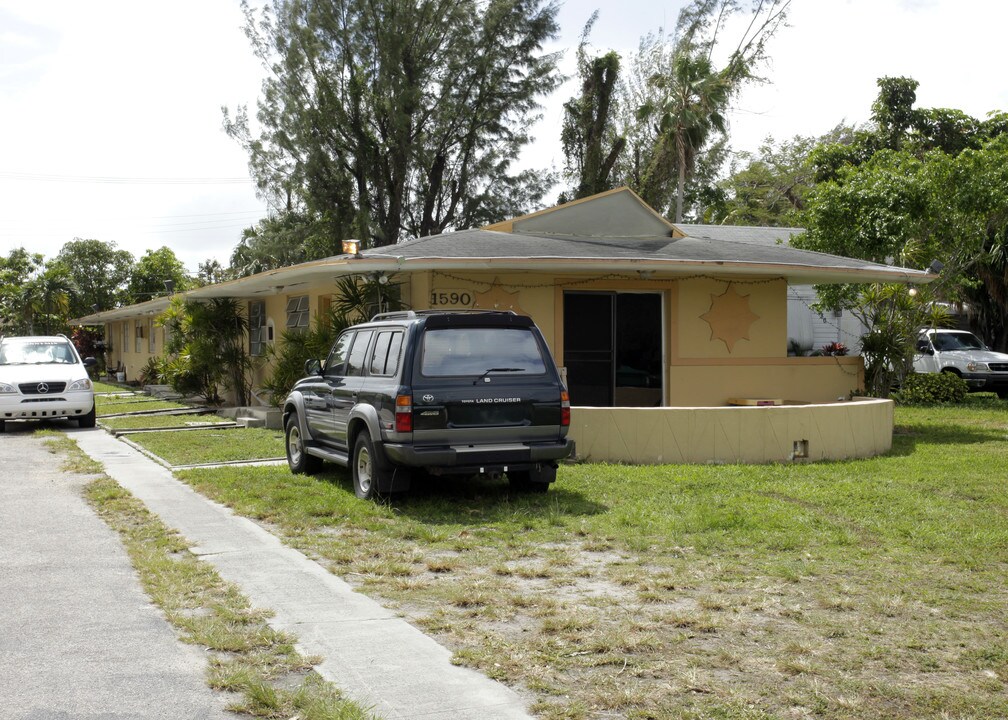 1590 NE 118th St in Miami, FL - Foto de edificio