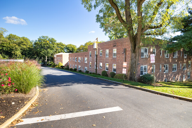 Roslyn Gardens in Roslyn Heights, NY - Building Photo - Building Photo