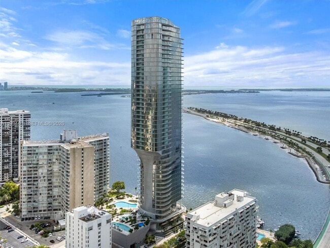 175 25 in Miami, FL - Building Photo - Building Photo