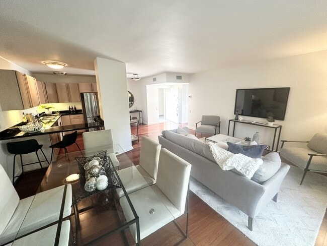 330 S Barrington Ave in Los Angeles, CA - Foto de edificio - Building Photo